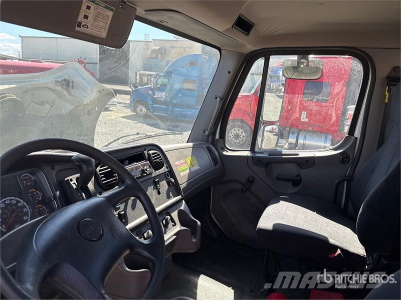 Freightliner M2 106 キャビン及び内装