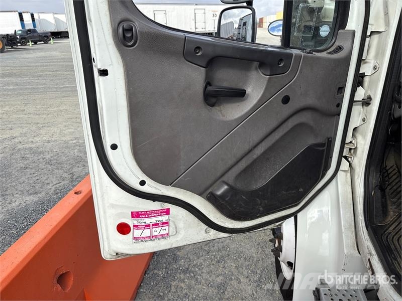 Freightliner M2 106 캐빈 및 인테리어