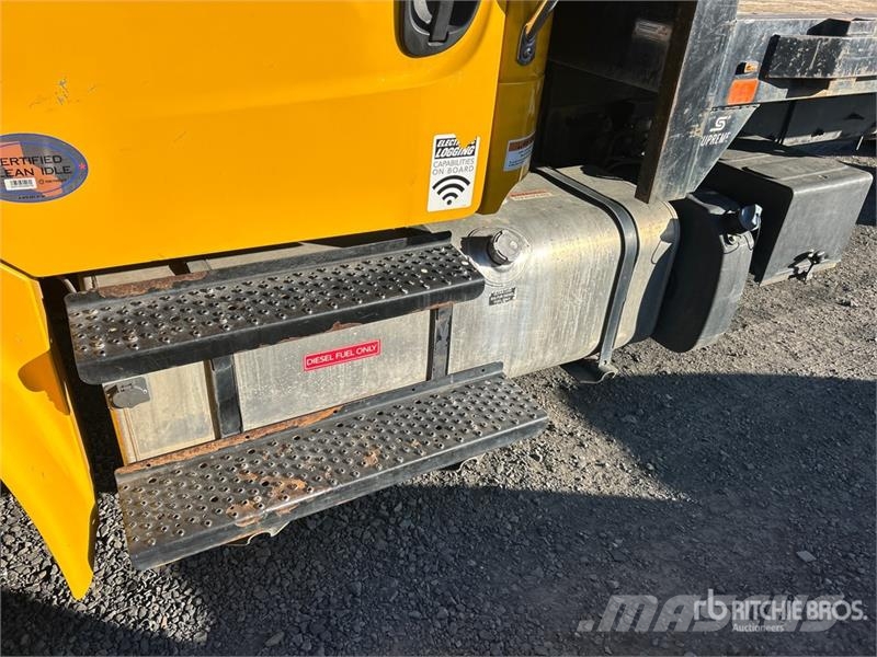 Freightliner M2 106 Camiones de cama baja