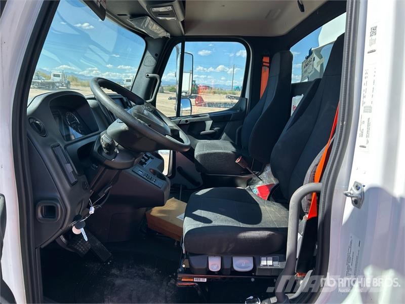 Freightliner M2 106 Мусоровозы