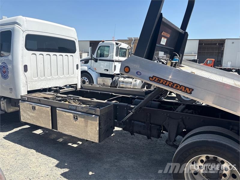 Freightliner M2 106 Recovery vehicles