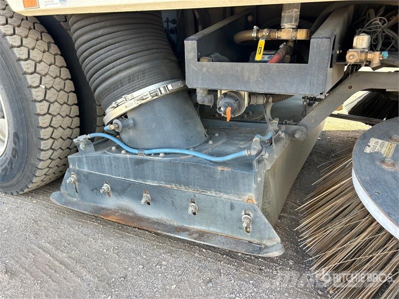 Freightliner M2 106 Pometalni stroji