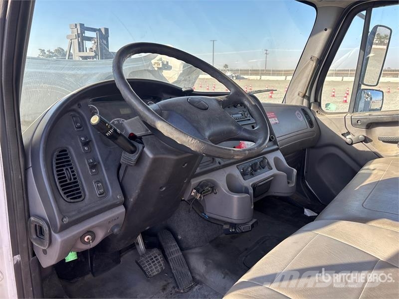 Freightliner M2 106 Nostolava-autot