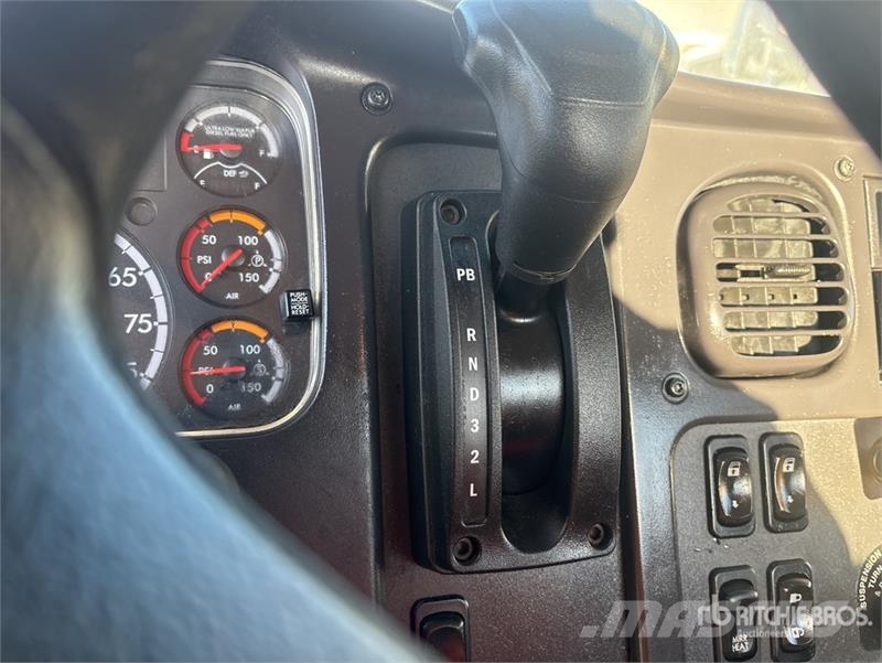 Freightliner M2 106 Cabinas