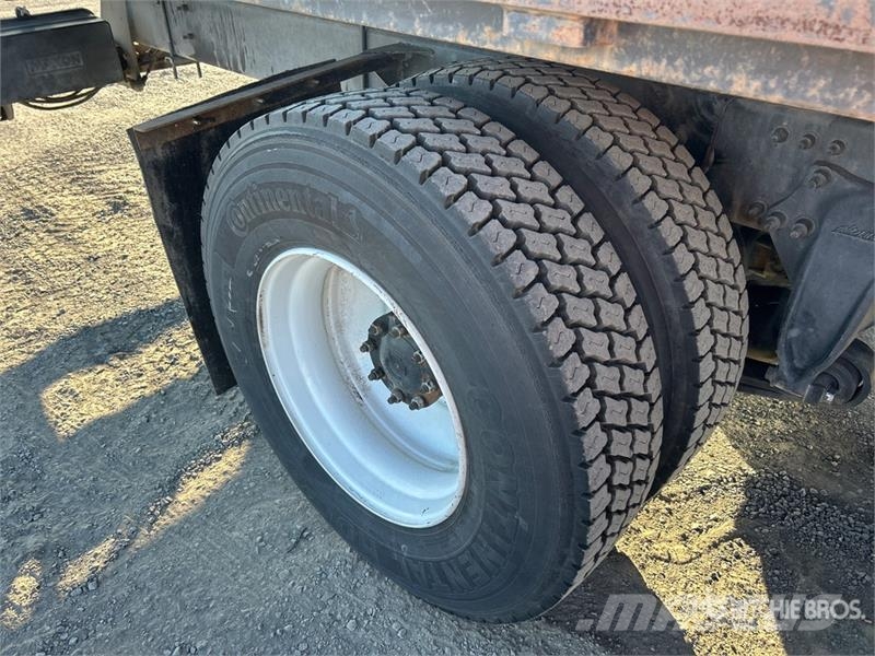 Freightliner M2 106 Camiones de cama baja