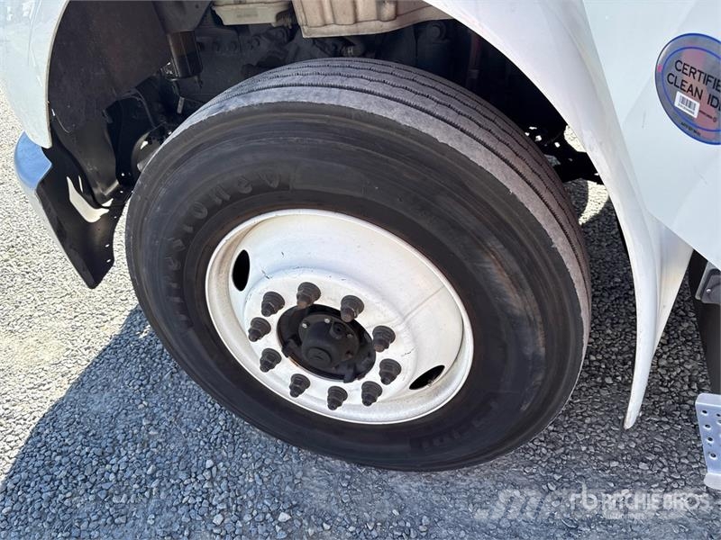 Freightliner M2 106 キャビン及び内装