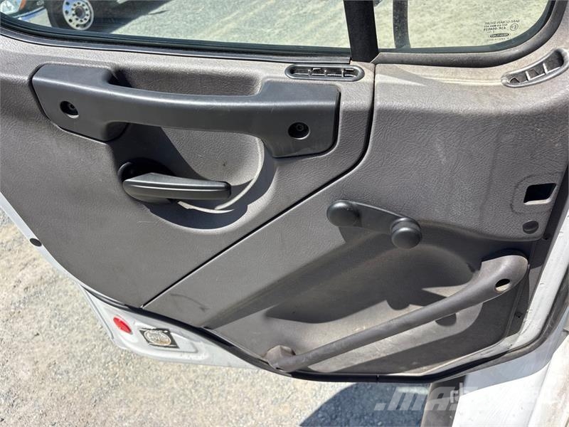 Freightliner M2 106 Cabinas