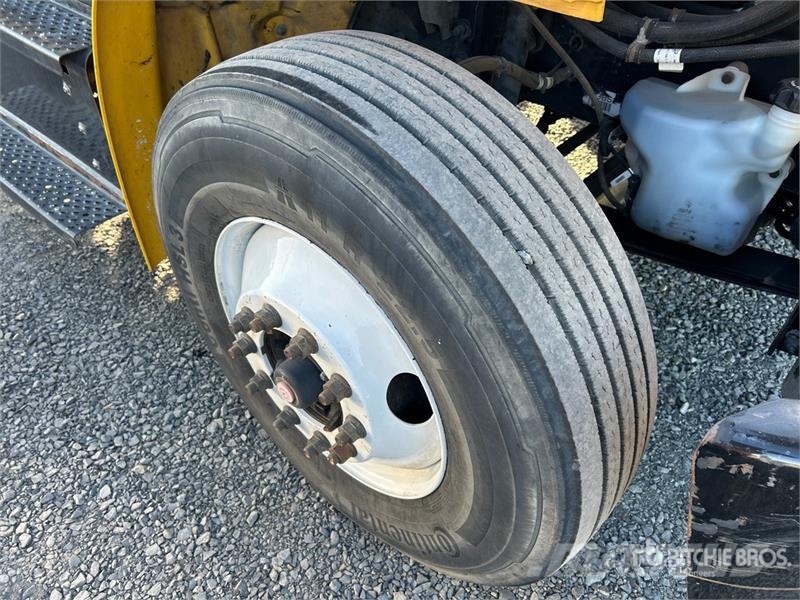 Freightliner M2 106 Camiones de cama baja