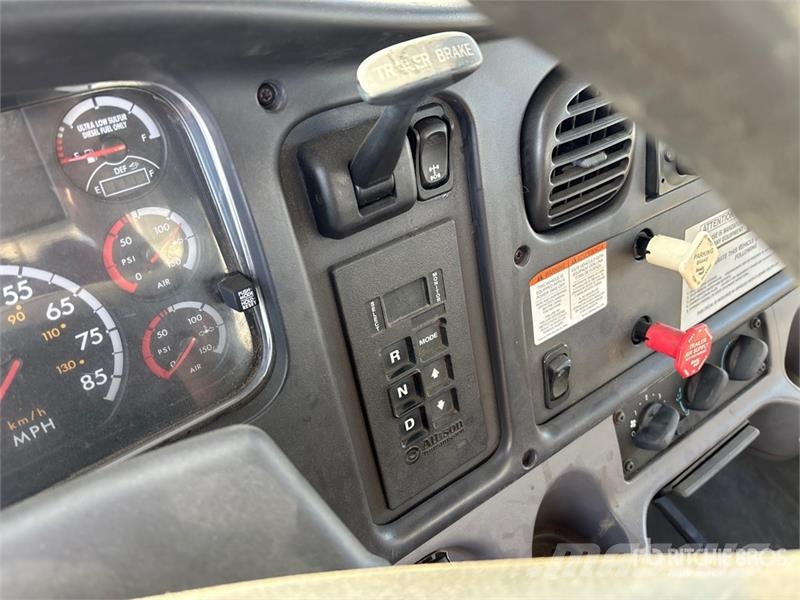 Freightliner M2 106 Nostolava-autot