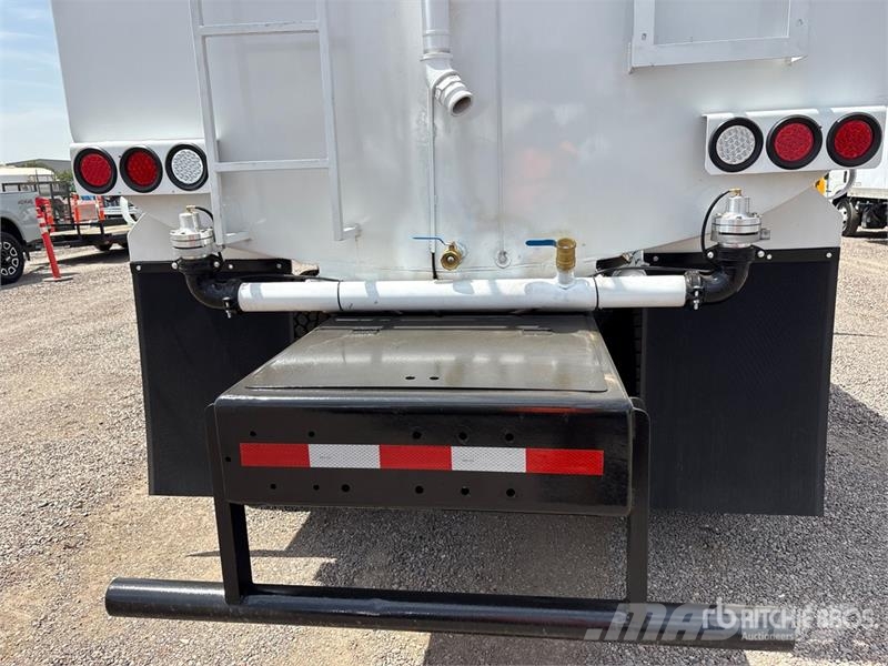 Freightliner M2 106 2000 gal 4x2 Water Truck Water tankwagens