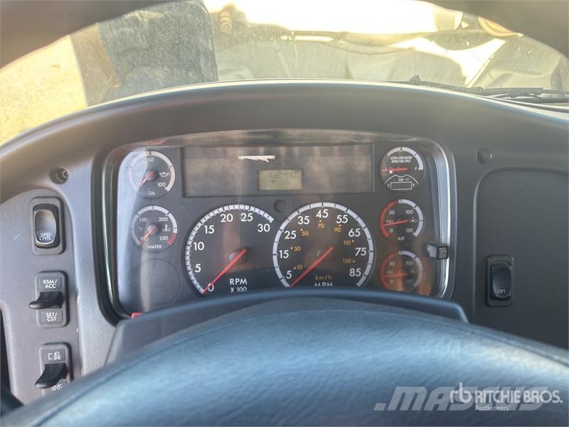 Freightliner M2 106 2000 gal 4x2 Water Truck صهاريج مياه