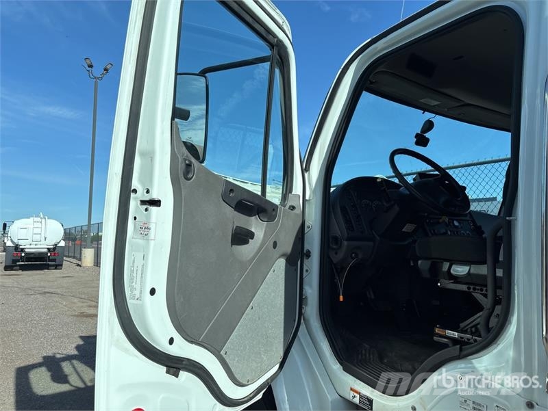Freightliner M2 106 2000 gal 4x2 Water Truck 급수차
