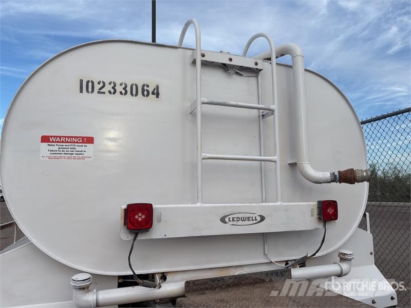 Freightliner M2 106 2000 gal 4x2 Water Truck Autocisterne