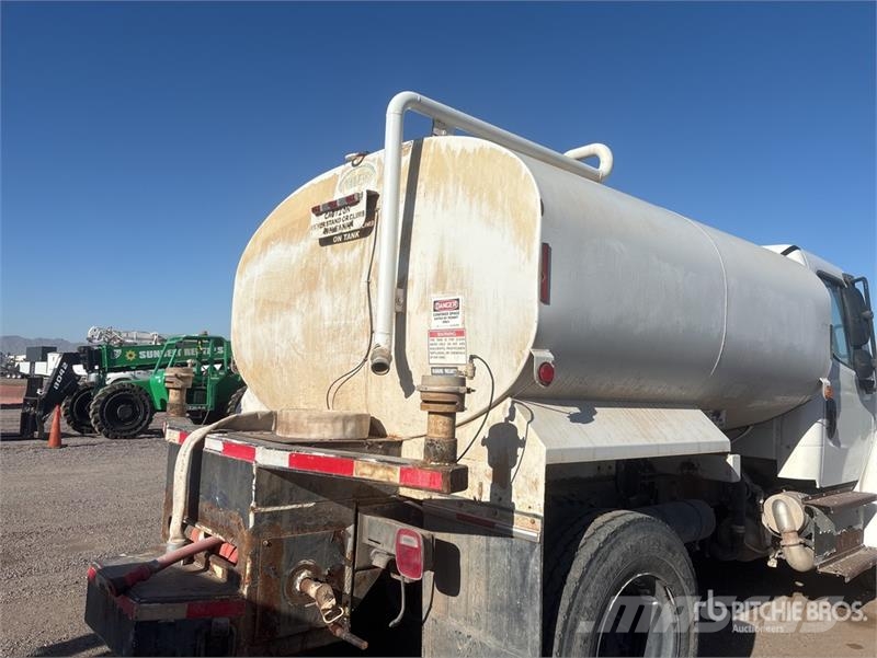 Freightliner M2 106 2000 gal 4x2 Water Truck صهاريج مياه