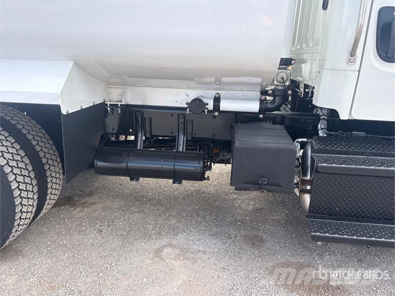 Freightliner M2 106 2000 gal 4x2 Water Truck Tovornjaki za vodo