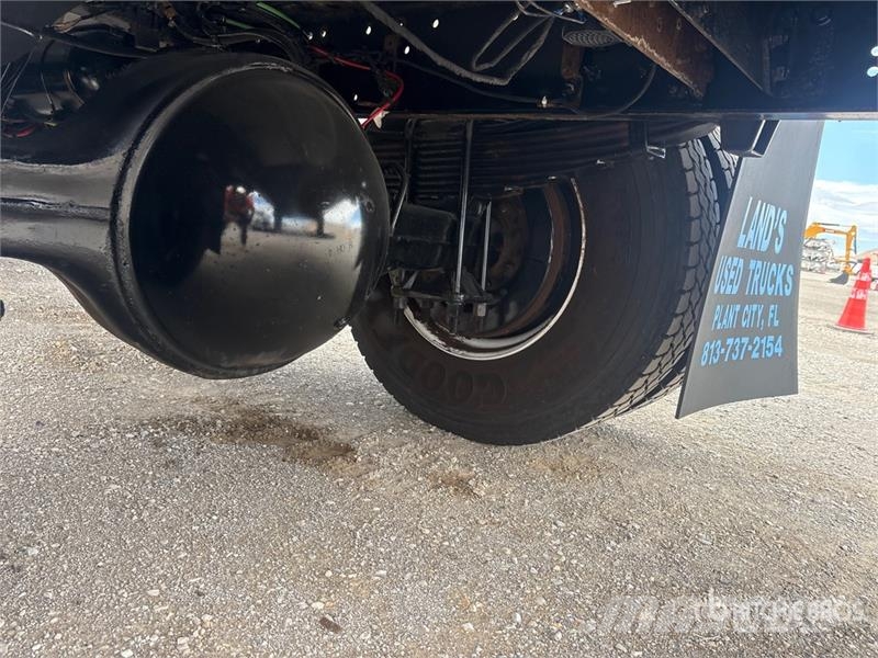 Freightliner M2 106 2000 gal 4x2 Water Truck Tovornjaki za vodo