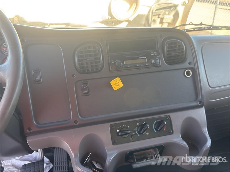 Freightliner M2 106 2000 gal 4x2 Water Truck صهاريج مياه