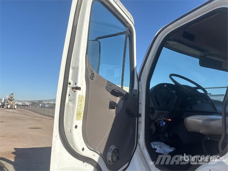 Freightliner M2 106 2000 gal 4x2 Water Truck صهاريج مياه