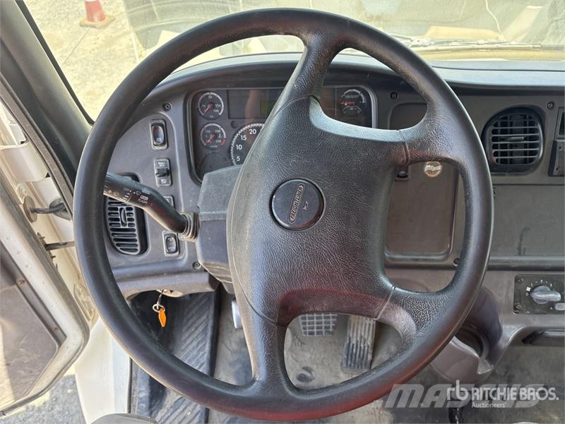 Freightliner M2 106 2000 gal 4x2 Water Truck صهاريج مياه