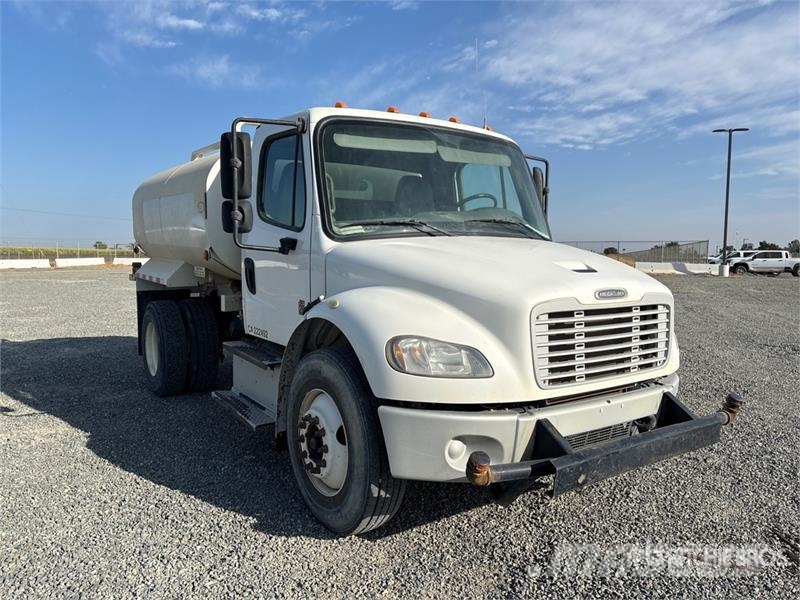 Freightliner M2 106 2000 gal 4x2 Water Truck Water tankwagens