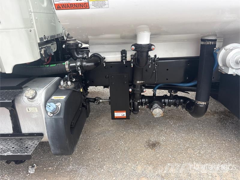 Freightliner M2 106 2000 gal 4x2 Water Truck Tovornjaki za vodo