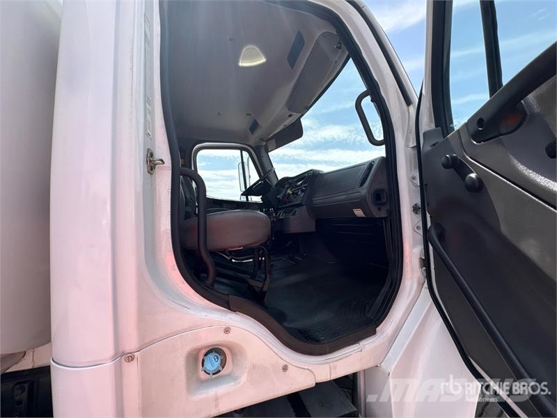 Freightliner M2 106 2000 gal 4x2 Water Truck Water tankwagens