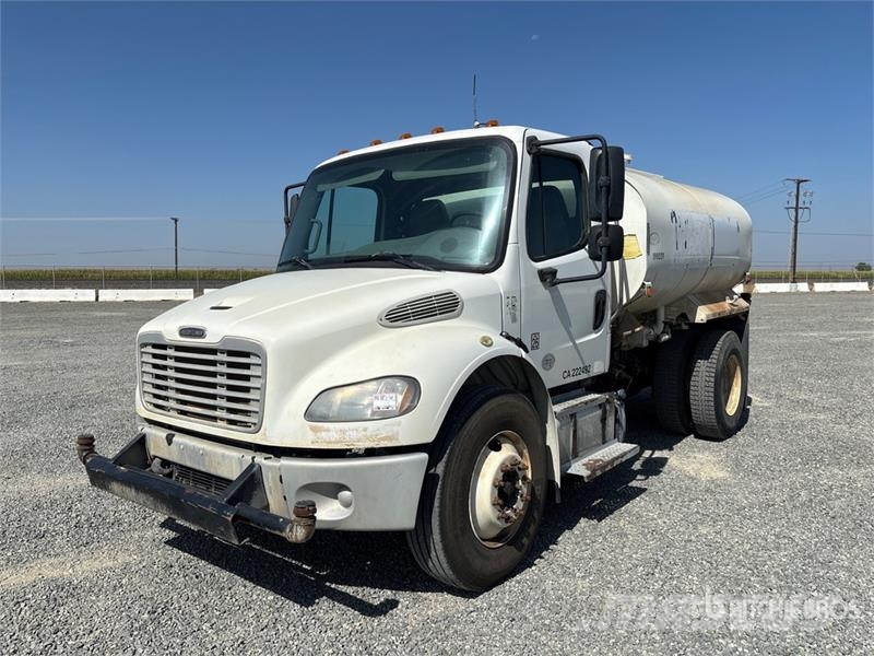 Freightliner M2 106 2000 gal 4x2 Water Truck Water tankwagens