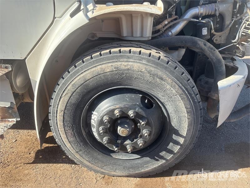 Freightliner M2 106 2000 gal 4x2 Water Truck صهاريج مياه