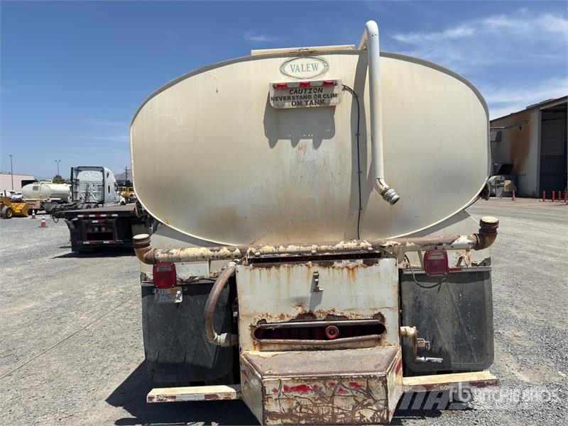 Freightliner M2 106 2000 gal 4x2 Water Truck Camiones cisterna