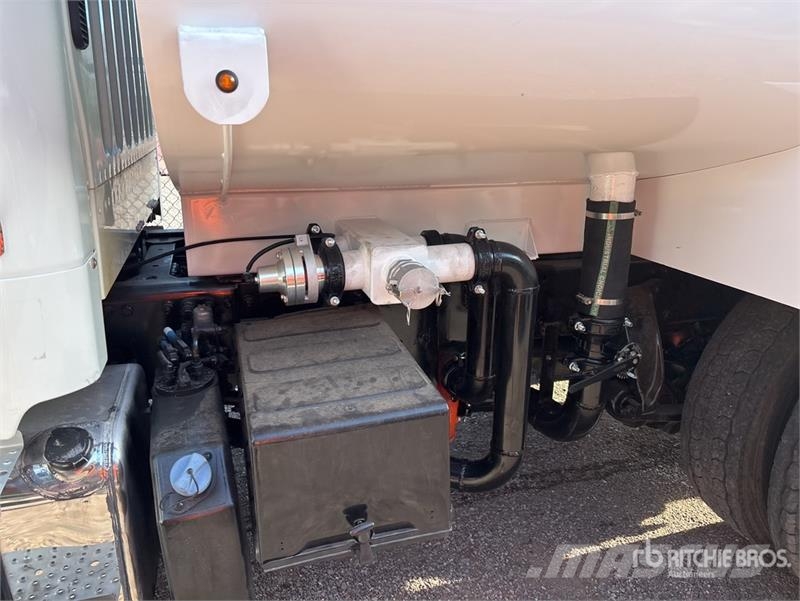 Freightliner M2 106 2000 gal 4x2 Water Truck 급수차