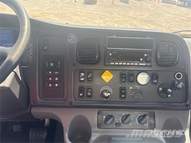Freightliner M2 106 2000 gal 4x2 Water Truck Tovornjaki za vodo