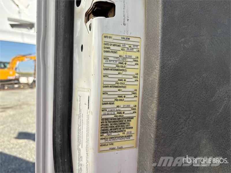 Freightliner M2 106 2000 gal 4x2 Water Truck Water tankwagens