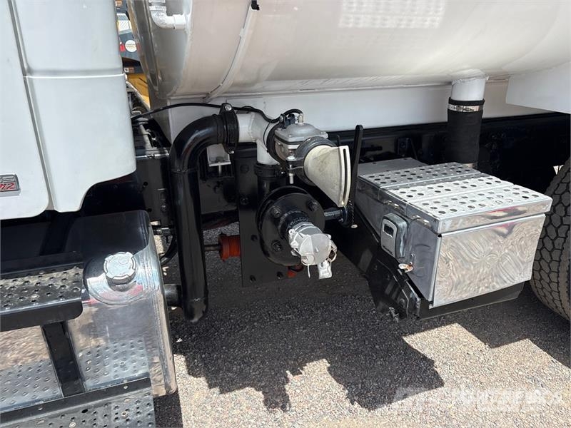 Freightliner M2 106 2000 gal 4x2 Water Truck Water tankwagens