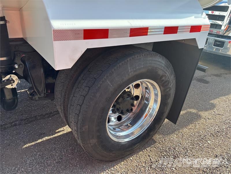 Freightliner M2 106 2000 gal 4x2 Water Truck 급수차