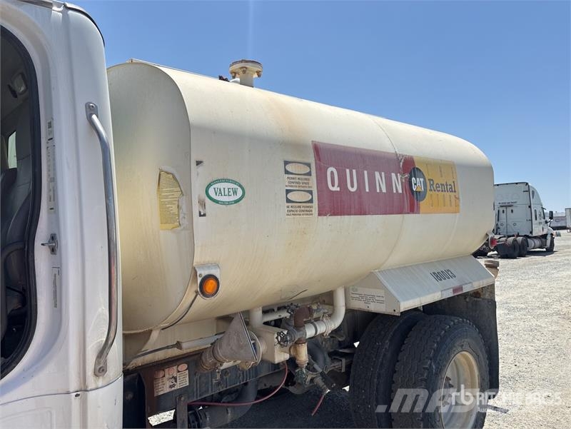 Freightliner M2 106 2000 gal 4x2 Water Truck Camiones cisterna