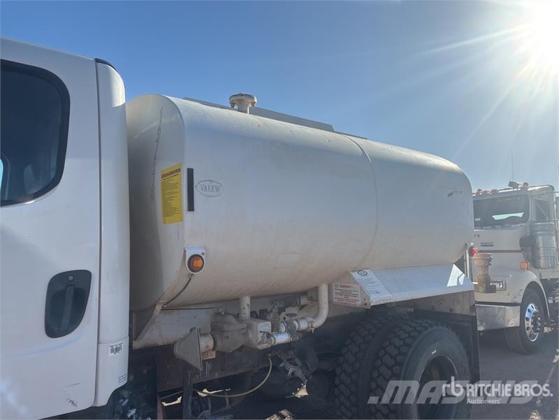 Freightliner M2 106 2000 gal 4x2 Water Truck صهاريج مياه