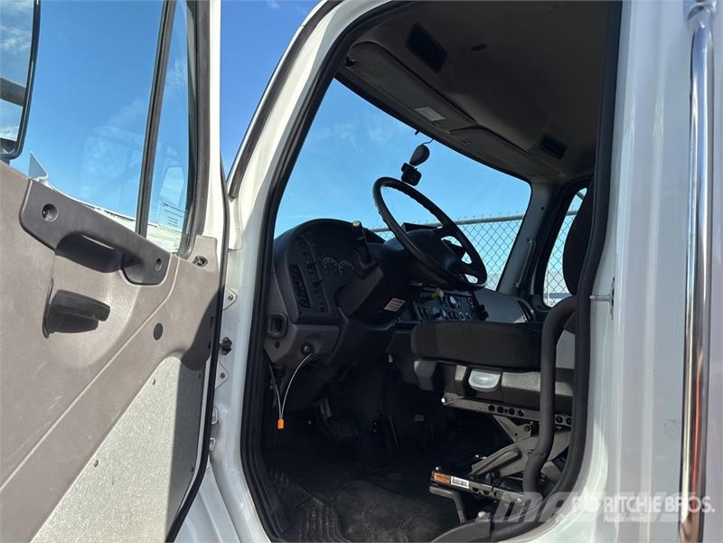 Freightliner M2 106 2000 gal 4x2 Water Truck 급수차
