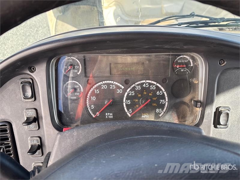 Freightliner M2 106 2000 gal 4x2 Water Truck Water tankwagens