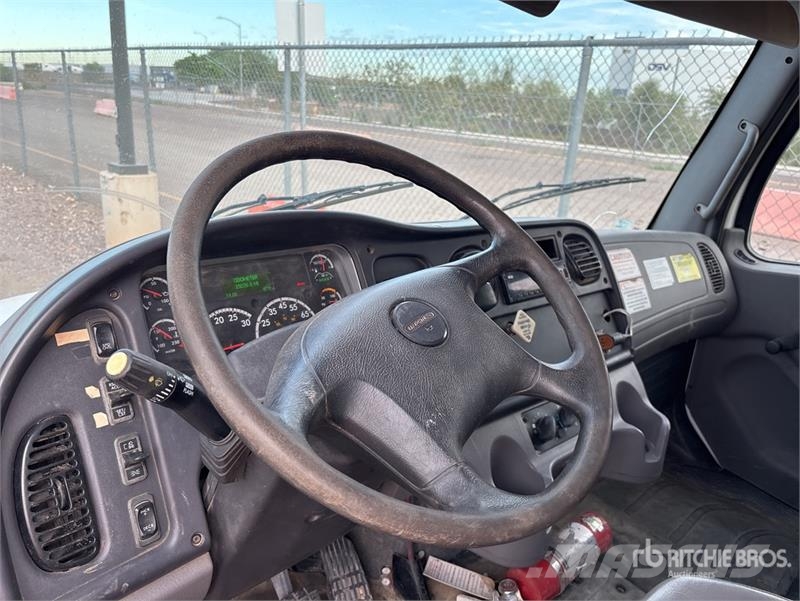 Freightliner M2 106 2000 gal 4x2 Water Truck Autocisterne