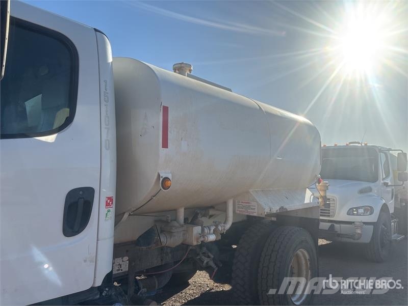 Freightliner M2 106 2000 gal 4x2 Water Truck صهاريج مياه