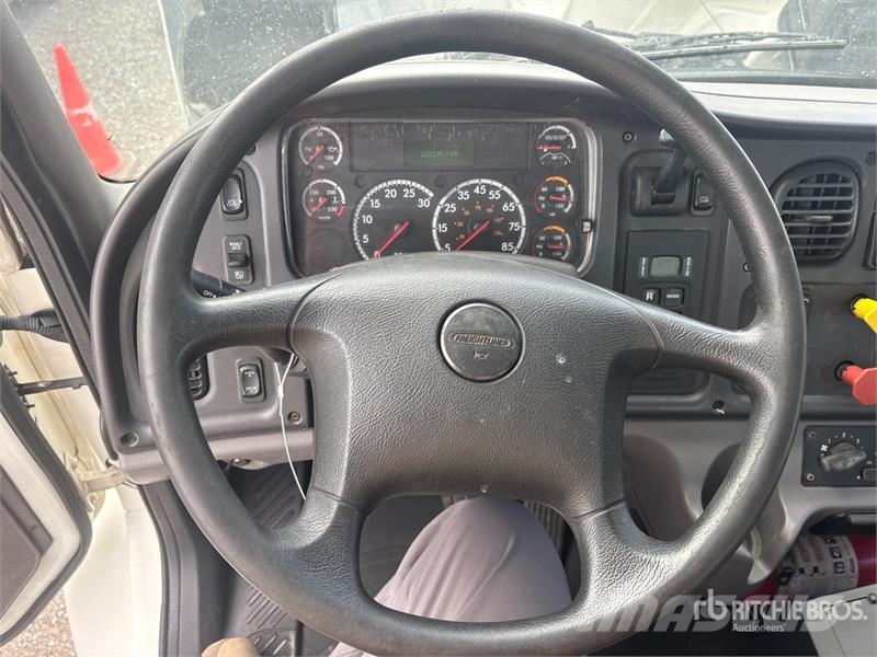 Freightliner M2 106 2000 gal 4x2 Water Truck Tovornjaki za vodo