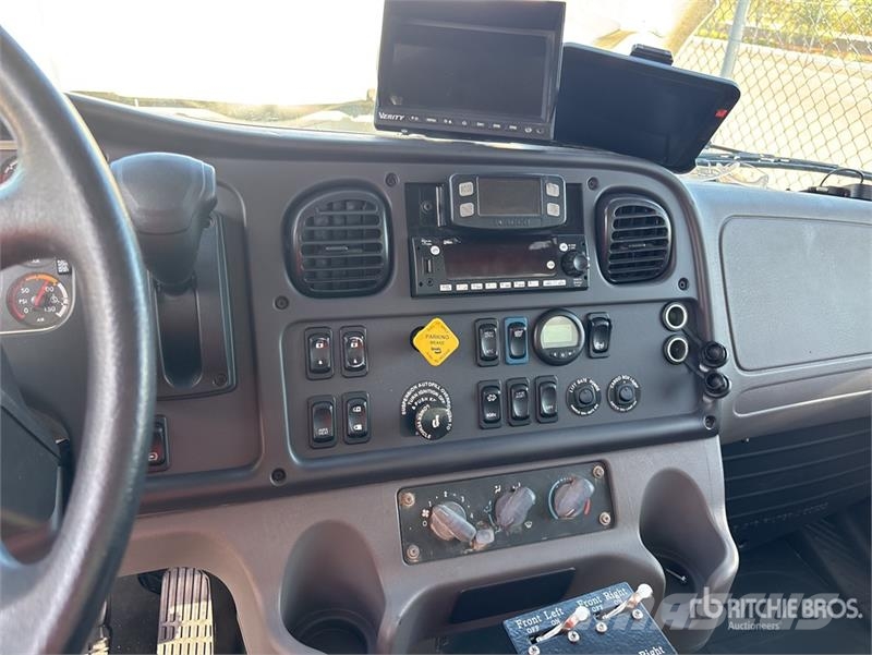 Freightliner M2 106 2000 gal 4x2 Water Truck 급수차