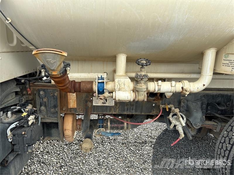 Freightliner M2 106 2000 gal 4x2 Water Truck Water tankwagens