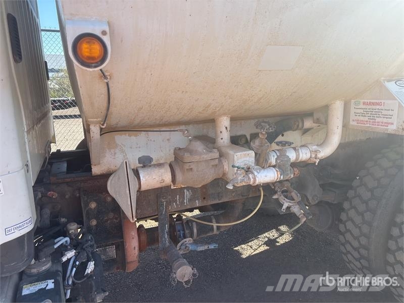Freightliner M2 106 2000 gal 4x2 Water Truck صهاريج مياه