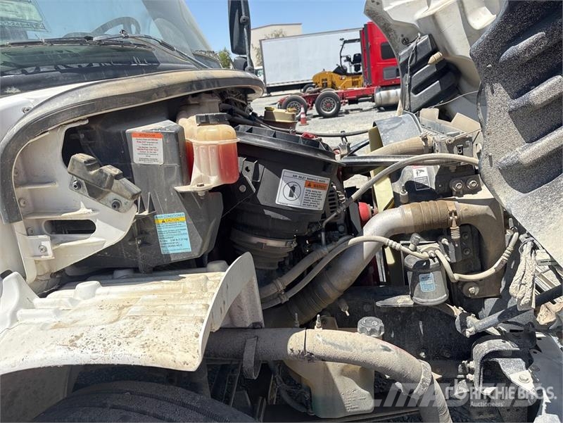 Freightliner M2 106 2000 gal 4x2 Water Truck صهاريج مياه