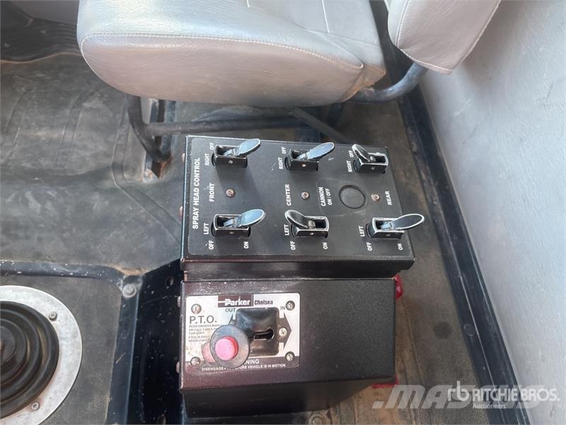 Freightliner M2 106 2000 gal 4x2 Water Truck صهاريج مياه