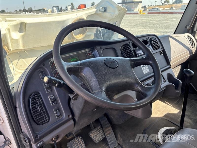Freightliner M2 106 2000 gal 4x2 Water Truck Water tankwagens