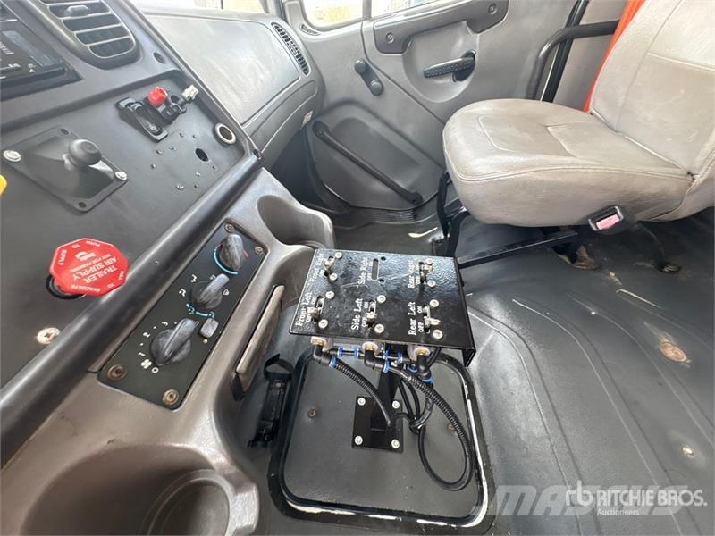 Freightliner M2 106 2000 gal 4x2 Water Truck Water tankwagens