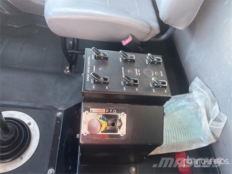 Freightliner M2 106 2000 gal 4x2 Water Truck صهاريج مياه