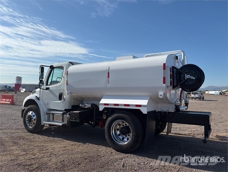 Freightliner M2 106 2000 gal 4x2 Water Truck 급수차